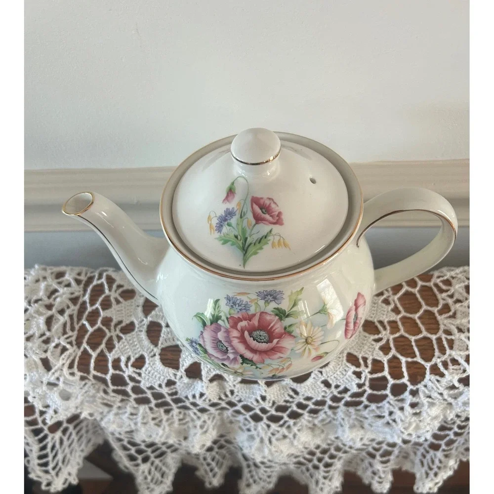 Sadler Windsor England Teapot Floral Poppy Wildflower Gold Trim Bone China 4425